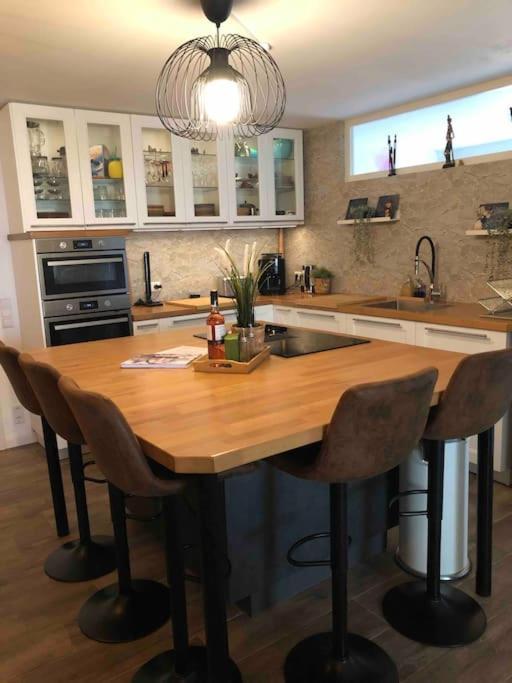 Stylisches Maybach Appartement Mit Terrasse Fuer 5 Personen, 5 Betten, Grosse Kochinsel, Homeoffice Mit 250Mbit Wlan Aidlingen Buitenkant foto