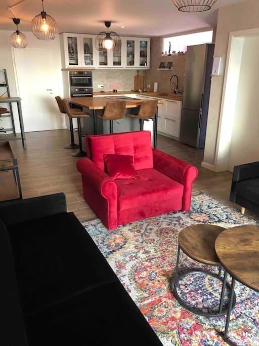 Stylisches Maybach Appartement Mit Terrasse Fuer 5 Personen, 5 Betten, Grosse Kochinsel, Homeoffice Mit 250Mbit Wlan Aidlingen Buitenkant foto