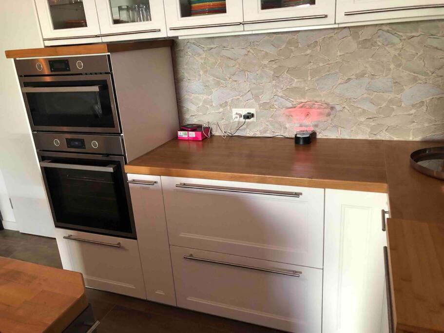 Stylisches Maybach Appartement Mit Terrasse Fuer 5 Personen, 5 Betten, Grosse Kochinsel, Homeoffice Mit 250Mbit Wlan Aidlingen Buitenkant foto